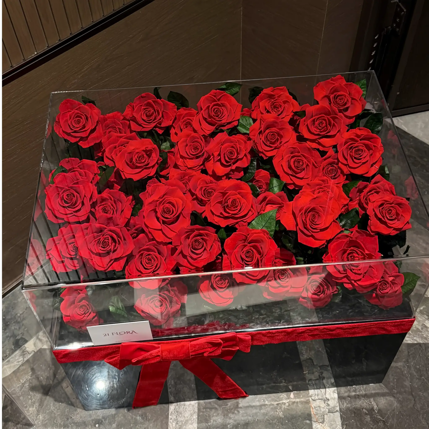 LULU ROSÉE Eternal Rose Garden 52 Red Roses Top View, Preserved Rose Arrangement in Clear Acrylic Box