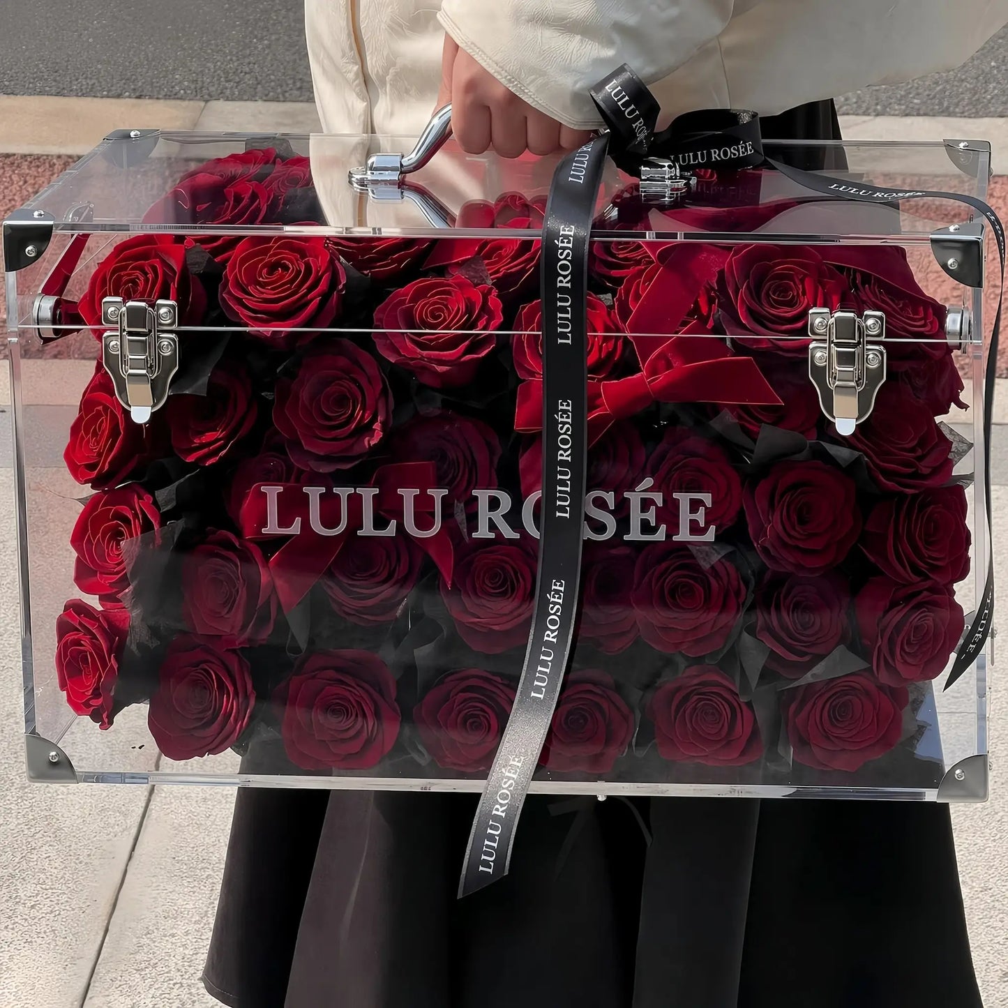LULU ROSÉE Grande Eternal Acrylic Handbag Rose Box, luxury handbag-shaped transparent acrylic gift box filled with wine red preserved roses decorated with silk ribbon, customizable flower colors, romantic everlasting floral souvenir for anniversary & birthday gifting