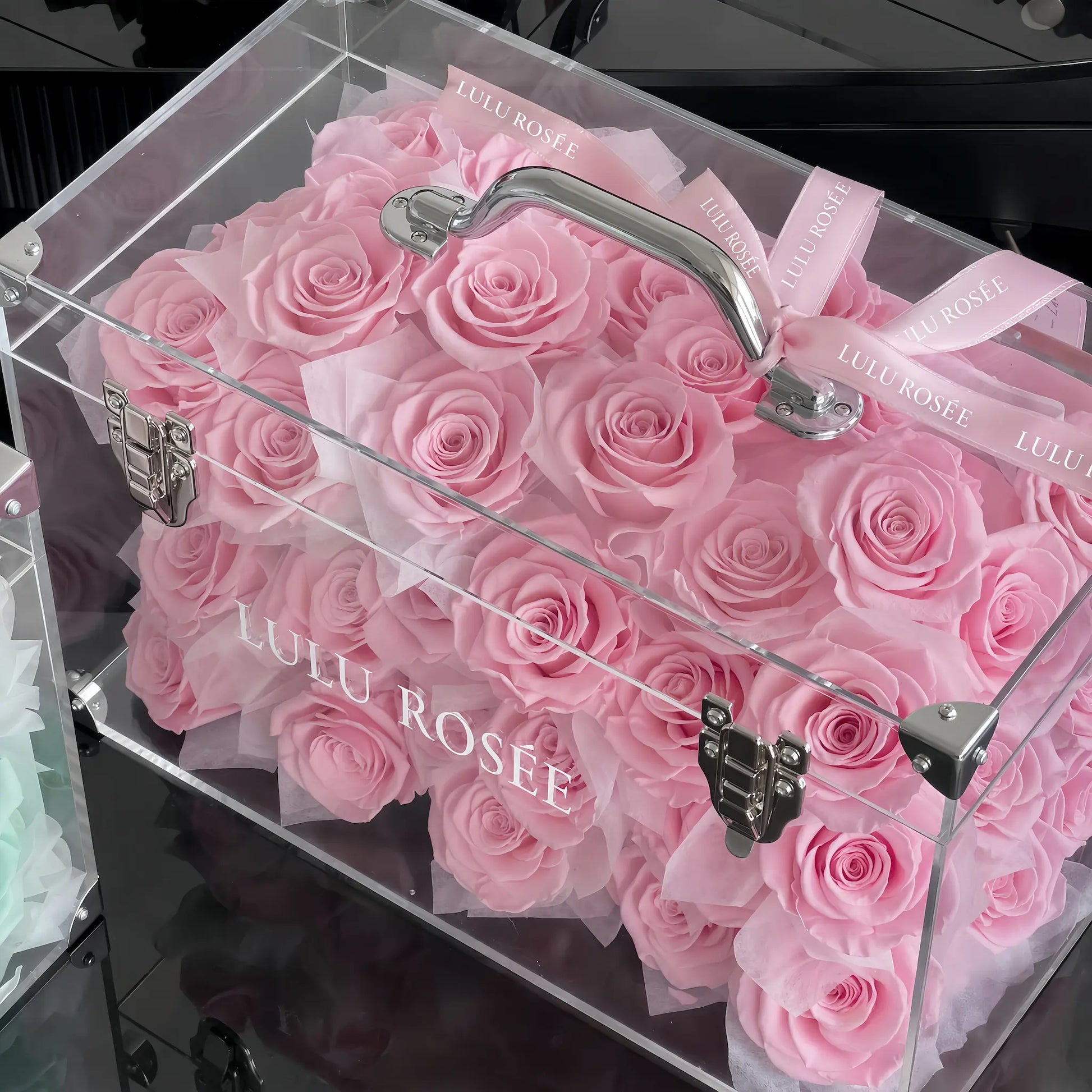 LULU ROSÉE Moyenne Eternal Acrylic Handbag Rose Box, medium transparent acrylic handbag-shaped gift box filled with blush pink preserved roses with soft satin ribbon, customizable flower colors, elegant everlasting floral gift for birthdays, anniversaries & romantic celebrations